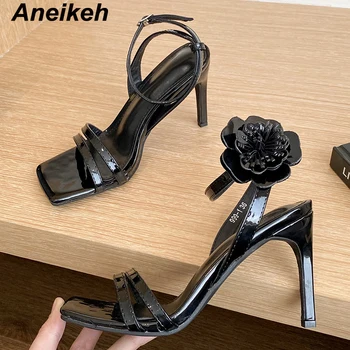 Aneikeh 2024, Пикантен дамски обувки на висок ток от лачена кожа с квадратна глава, отворени пръсти, тясна лента, флорална декорация, Сандали с тънък ток, Сватбена рокля