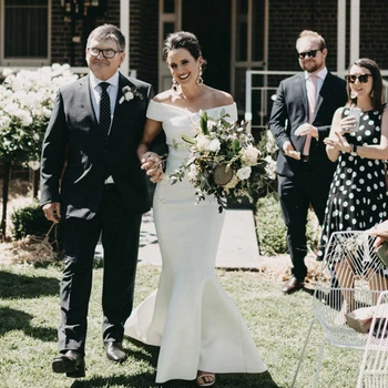 Атласное мини сватбена рокля в задния Двор с открити рамене 