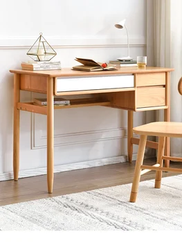 Комбинация от маси и столове от масивно дърво представлява модерен минималистичен домашен работно бюро за студенти