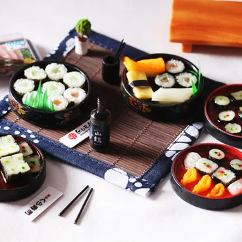 Мини-японски суши за обяд, костюми за куклена къща, Миниатюрни елементи, Комплект за суши, Пръчици за хранене, Вино, Кухненски принадлежности за куклена къща BJD, Храна