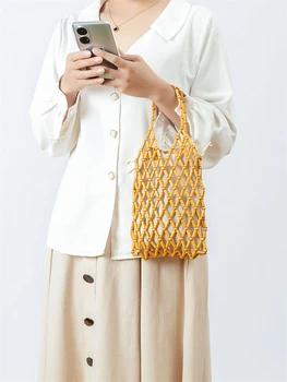 Модерна дамска чанта ръчна изработка от дърво, украсена с мъниста.
