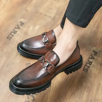 Мъжки обувки 2023, Нова ежедневни кожени обувки в черен цвят с брогами в британския стил, Мъжки бизнес официалната дрехи, които растеж през Пролетта и есента, Уо