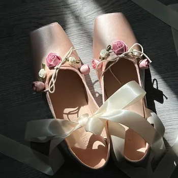Обувки-лодка с превръзка от розови рози, дамски обувки на ниско масивна обувки с квадратни пръсти, танцови банкетни обувки, балет апартаменти с цветен модел, обувки-балет апартаменти